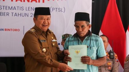 Pemkab Jember dan ATR/BPN Serahkan 348 Sertifikat PTSL Mlik Warga Kelurahan Bintoro & Jumerto, Patrang